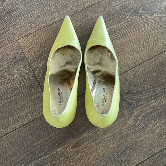 Dolce & Gabana green pointed heels for sale. Shipping price varies. - Picture 3 of 4